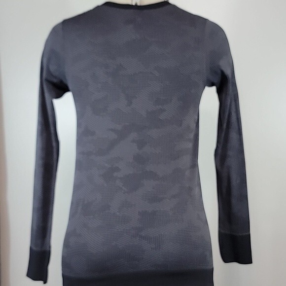 LULULEMON Swiftly Breathe Long Sleeve Vented Camo Top size 4 - Picture 4 of 8